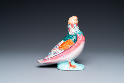 Een Chinees famille rose model van een duif, Qianlong