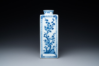 Une bouteille de forme carr&eacute;e en porcelaine de Chine en bleu et blanc, Kangxi
