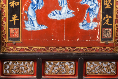 A large Chinese porcelain-embellished lacquered wooden screen, 18/19th C.