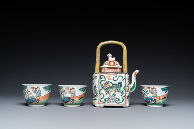 A Chinese famille verte teapot and three cups, Kangxi and later