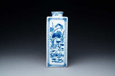 Une bouteille de forme carr&eacute;e en porcelaine de Chine en bleu et blanc, Kangxi