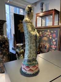 Een grote Chinese famille rose figuur van Guanyin, Xue Chang Sen Zuo merk, Republiek