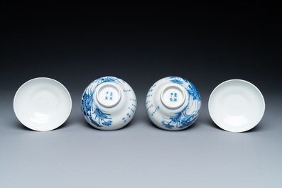 Une collection de bols de type 'gaiwan' et soucoupes en porcelaine de Chine en bleu et blanc, marque de Kangxi, 19&egrave;me