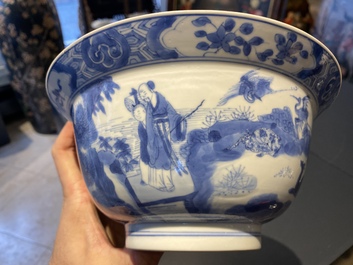 Een Chinese blauw-witte 'klapmuts' kom, Kangxi merk en periode