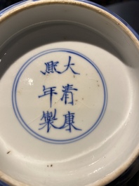 Een Chinese blauw-witte 'klapmuts' kom, Kangxi merk en periode
