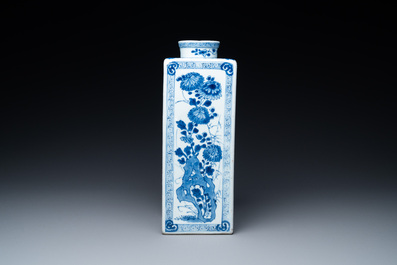 Une bouteille de forme carr&eacute;e en porcelaine de Chine en bleu et blanc, Kangxi