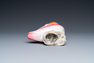 Een Chinees famille rose model van een duif, Qianlong
