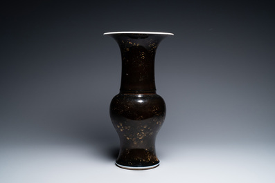 Un vase de forme 'yenyen' en porcelaine de Chine en noire monochrome &agrave; d&eacute;cor dor&eacute;, Kangxi