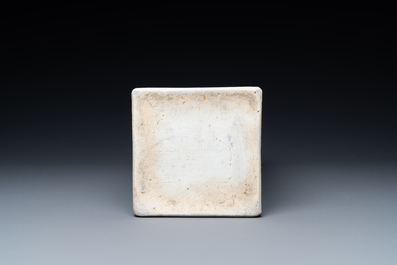 Une bouteille de forme carr&eacute;e en porcelaine de Chine en bleu et blanc, Kangxi