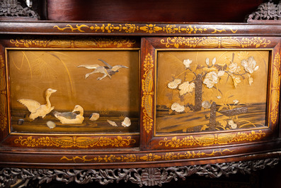 Un cabinet 'chigaidansu' en bois, laque dor&eacute; et ivoire, Japon, Meiji, 19&egrave;me