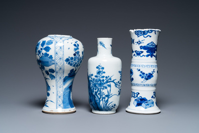 Trois vases en porcelaine de Chine en bleu et blanc, Kangxi