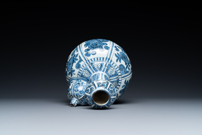Une verseuse de type kendi en porcelaine de Chine en bleu et blanc de type kraak, Wanli