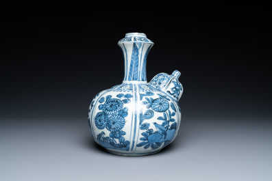 Une verseuse de type kendi en porcelaine de Chine en bleu et blanc de type kraak, Wanli