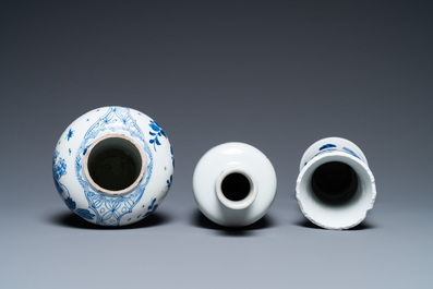 Trois vases en porcelaine de Chine en bleu et blanc, Kangxi