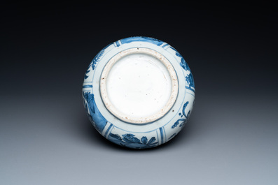 Une verseuse de type kendi en porcelaine de Chine en bleu et blanc de type kraak, Wanli