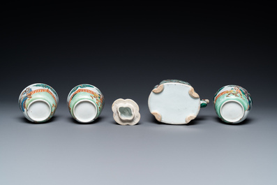 A Chinese famille verte teapot and three cups, Kangxi and later
