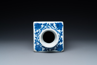 Une bouteille de forme carr&eacute;e en porcelaine de Chine en bleu et blanc, Kangxi