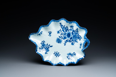 Een Chinese blauw-witte bladvormige schotel, Qianlong