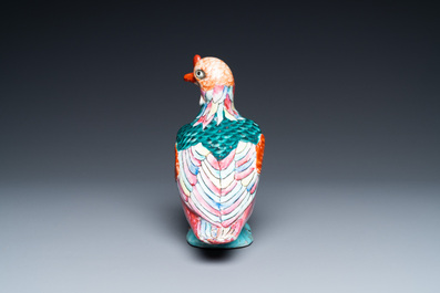 Een Chinees famille rose model van een duif, Qianlong