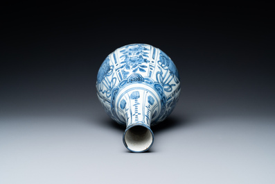 A Chinese blue and white kraak porcelain bottle vase, Wanli