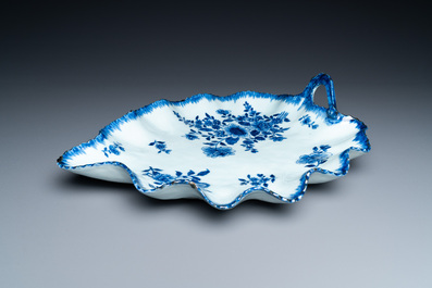 Een Chinese blauw-witte bladvormige schotel, Qianlong