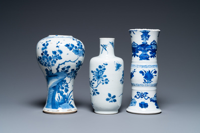 Trois vases en porcelaine de Chine en bleu et blanc, Kangxi
