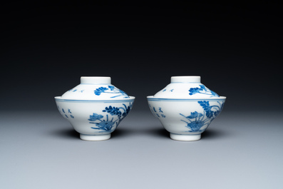Une collection de bols de type 'gaiwan' et soucoupes en porcelaine de Chine en bleu et blanc, marque de Kangxi, 19&egrave;me