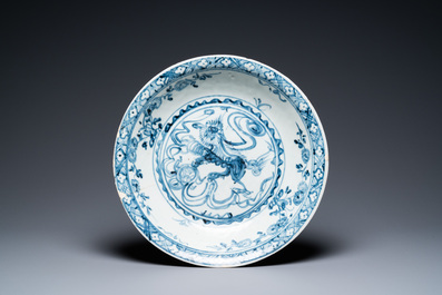 Trois plats en porcelaine de Chine dite 'de Swatow', Ming