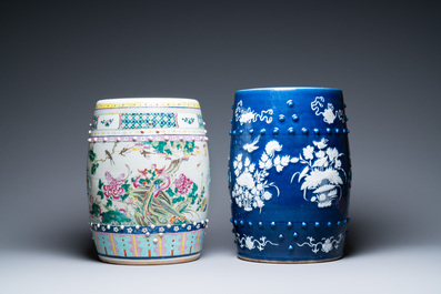 Twee Chinese tuinzitten in famille rose en wit-blauw porselein, 19e eeuw