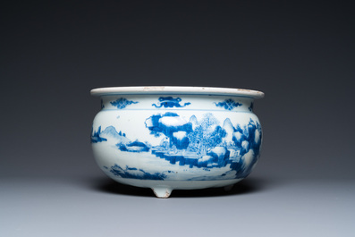 Un br&ucirc;le-parfum tripod en porcelaine de Chine en bleu et blanc, Kangxi
