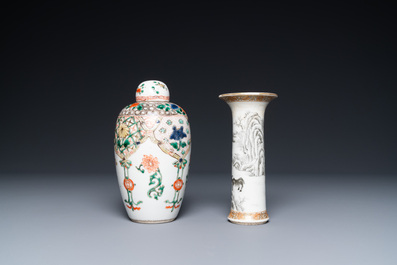 Une jarre couverte en porcelaine de Chine famille verte et un vase en grisaille et dor&eacute;, Kangxi et Yongzheng