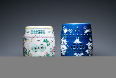 Twee Chinese tuinzitten in famille rose en wit-blauw porselein, 19e eeuw