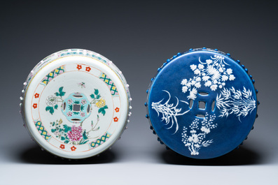 Twee Chinese tuinzitten in famille rose en wit-blauw porselein, 19e eeuw