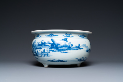 Un br&ucirc;le-parfum tripod en porcelaine de Chine en bleu et blanc, Kangxi