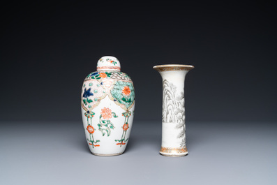 Une jarre couverte en porcelaine de Chine famille verte et un vase en grisaille et dor&eacute;, Kangxi et Yongzheng