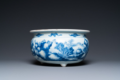 Un br&ucirc;le-parfum tripod en porcelaine de Chine en bleu et blanc, Kangxi