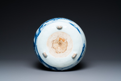 Un br&ucirc;le-parfum tripod en porcelaine de Chine en bleu et blanc, Kangxi