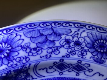 Drie Chinese blauw-witte en famille rose schotels, Kangxi/Yongzheng