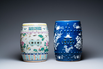 Twee Chinese tuinzitten in famille rose en wit-blauw porselein, 19e eeuw