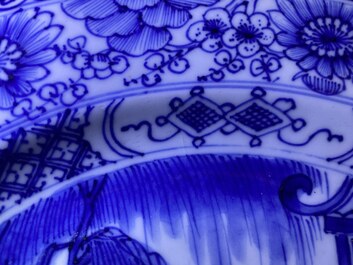 Drie Chinese blauw-witte en famille rose schotels, Kangxi/Yongzheng