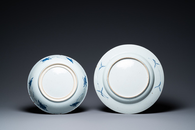 Un plat en porcelaine de Chine en bleu et blanc &agrave; d&eacute;cor 'Sanduo' et un &agrave; d&eacute;cor des 'Trois amis de l'hiver', Kangxi &amp; Yongzheng