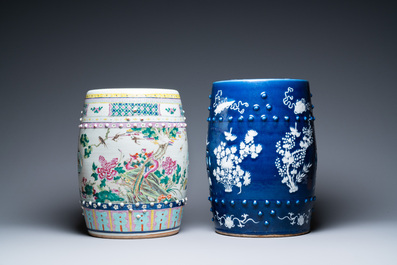Twee Chinese tuinzitten in famille rose en wit-blauw porselein, 19e eeuw