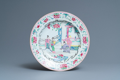 Drie Chinese blauw-witte en famille rose schotels, Kangxi/Yongzheng