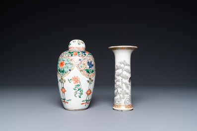 Une jarre couverte en porcelaine de Chine famille verte et un vase en grisaille et dor&eacute;, Kangxi et Yongzheng