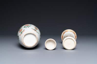 Une jarre couverte en porcelaine de Chine famille verte et un vase en grisaille et dor&eacute;, Kangxi et Yongzheng