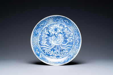 Trois plats en porcelaine de Chine dite 'de Swatow', Ming