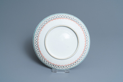 Drie Chinese blauw-witte en famille rose schotels, Kangxi/Yongzheng