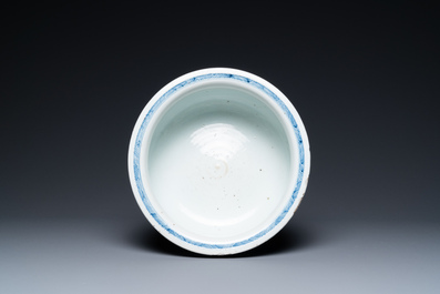 Un br&ucirc;le-parfum tripod en porcelaine de Chine en bleu et blanc, Kangxi