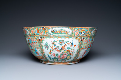 An impressive Chinese Canton famille rose bowl, 19th C.