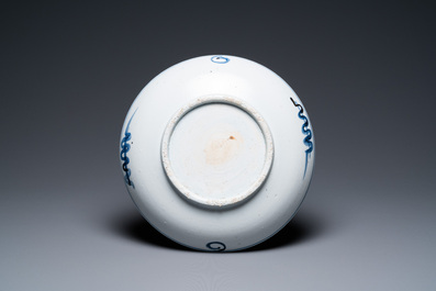 Trois plats en porcelaine de Chine dite 'de Swatow', Ming
